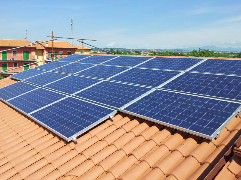 Impianto solare termico per la produzione di acqua calda integrato con impianto riscaldamento