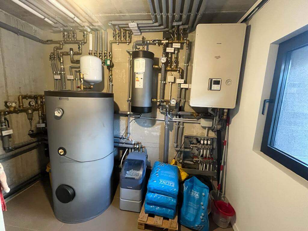 Pompa di calore con unità esterna e modulo idronico interno